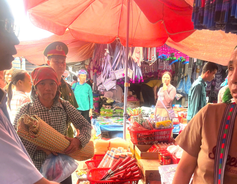 Tuyên truyền tiểu thương và người dân về nhãn hàng hóa, cách lựa chọn sản phẩm có nguồn gốc rõ ràng. Ảnh: Huyền Trang