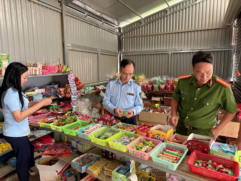 Lực lượng Quản lý thị trường phối hợp với Công an địa phương kiểm tra, tuyên truyền tại chợ phiên của tỉnh Lào Cai. Ảnh: Huyền Trang