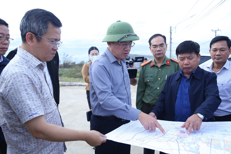 Chủ tịch UBND tỉnh Phạm Anh Tuấn (thứ 2 từ trái sang) khảo sát khu tái định cư vùng thiên tai tại xã Tuy Phước Đông. Ảnh: Hồng Phúc