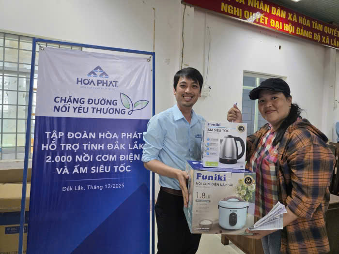 Tập đoàn Hòa Phát tặng quà cho người dân ở Đắk Lắk chịu ảnh hưởng nặng nề do thiên tai. Ảnh: Hòa Phát