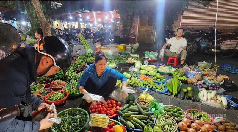 Người tiêu dùng mua rau xanh tại chợ dân sinh trên địa bàn Hà Nội. Ảnh. N.H
