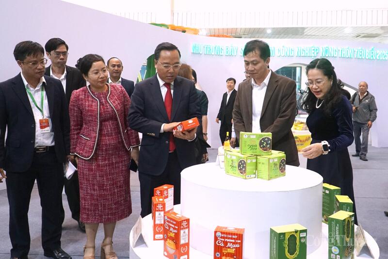 Các đại biẻu tham quan gian hàng trưng bày sản phẩm công nghiệp nông thôn tiêu biểu năm 2025 tại Hội chợ