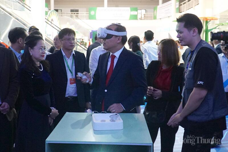 Thứ trưởng Nguyễn Hoàng Long trải nghiệm công nghệ thực tế ảo tại Hội chợ