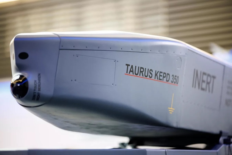 De Taurus KEPD 350 vliegt slechts enkele tientallen meters boven de grond, nadert het doel geruisloos en lost een krachtig, doordringend schot. Foto: RIA