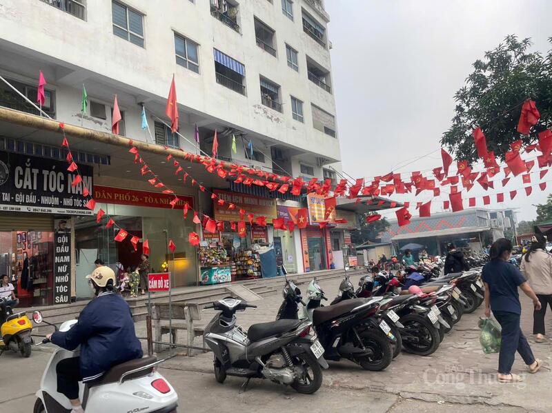 Nhiều phương tiện để tràn ở vỉa hè trước sảnh chung cư HH Linh Đàm.