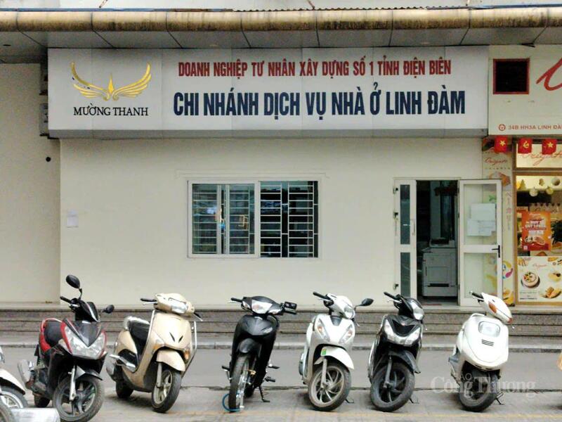 Khu vực làm việc của ban quản lý tòa nhà, xe máy đỗ tràn cả lối đi.