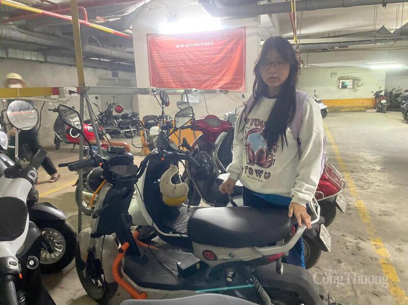 Em Vũ Khánh Linh (học sinh Trường THCS Linh Đàm) chia sẻ: "Nếu hầm chung cư không cho gửi xe điện thì rất bất tiện với những học sinh như em khi xe điện là phương tiện đi lại thường xuyên".