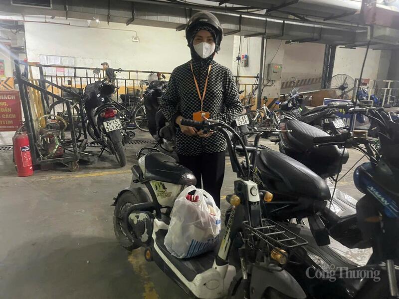 Bà Phạm Thị Khoe (57 tuổi, sống tại HH4A) cho biết: "Xe điện không được gửi ở hầm tòa nhà thì khó khăn cho người già như chúng tôi. Xe máy tôi không biết đi, các con đi làm, ngày nào cũng phải đưa đón cháu đi học 2 lần. Tôi chưa biết nếu không nhận trông giữ xe điện thì chúng tôi tìm chỗ gửi ở đâu".