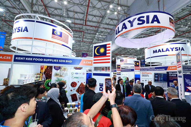 Các đại biểu đến tham quan gian hàng Quốc gia Malaysia