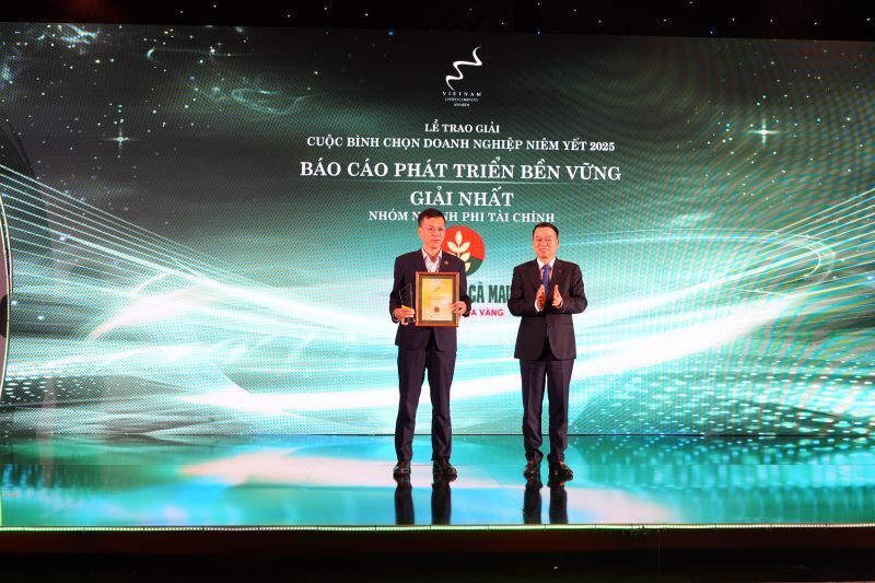 Ông Lê Đức Quang - thành viên Hội đồng quản trị đại diện Tổng Công ty Phân bón Dầu khí Cà Mau nhận giải Nhất Báo cáo Phát triển bền vững (Ảnh PVCFC).