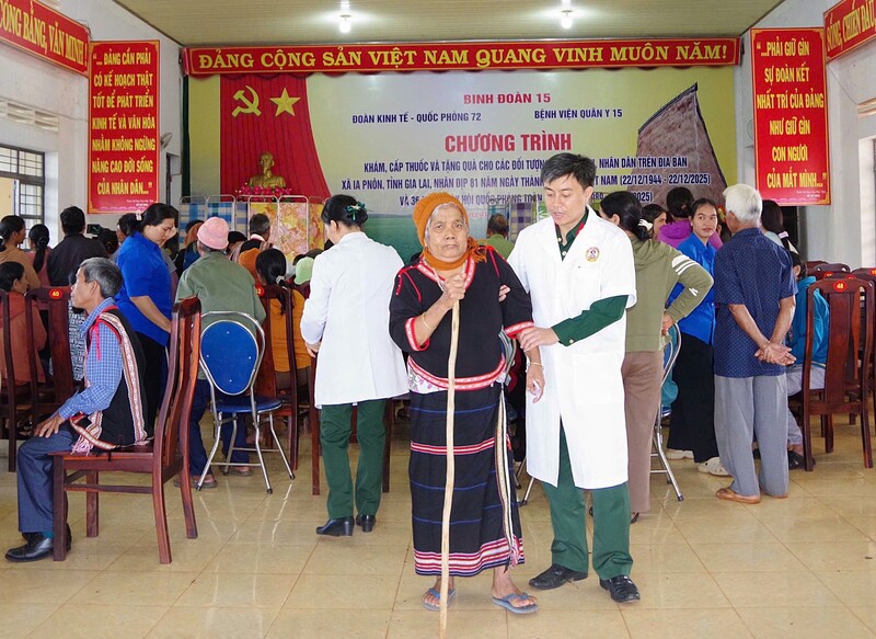 Hơn 450 lượt người được các y, bác sĩ của Bệnh viện Quân y 15 tiến hành siêu âm, đo điện tim, khám nội, ngoại, nhi, da liễu và cấp thuốc tại chỗ.