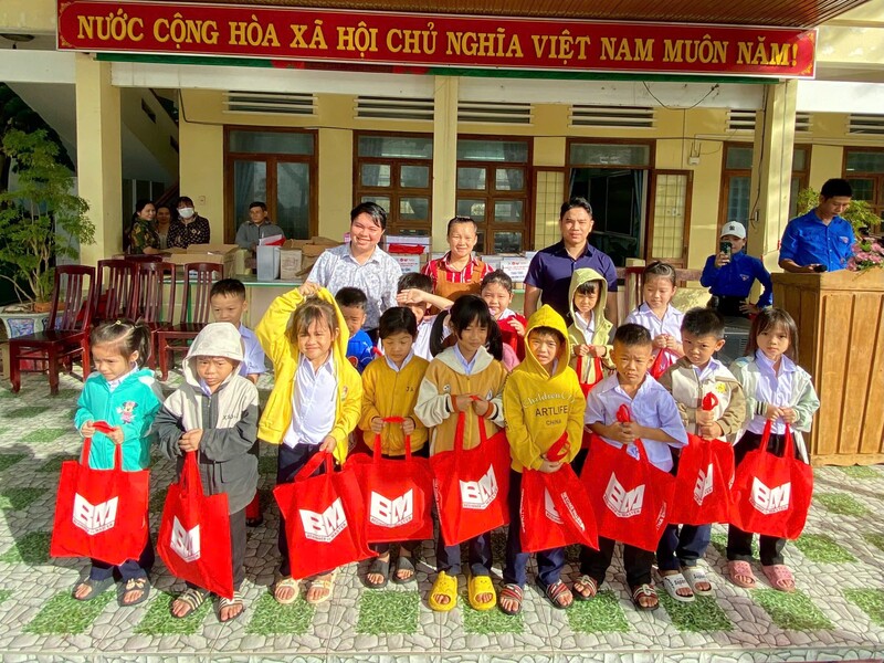 Ban Thường vụ Tỉnh đoàn Gia Lai phối hợp với Hội Nghiên cứu và giảng dạy tiếng Anh TP. Hồ Chí Minh, Trung tâm ngoại ngữ Ánh Dương - BETMA ENGLISH cùng cấp ủy, chính quyền địa phương tổ chức Chương trình trao tặng quà hỗ trợ cho học sinh và thanh thiếu nhi bị ảnh hưởng bởi bão số 13 trên địa bàn tỉnh Gia Lai.