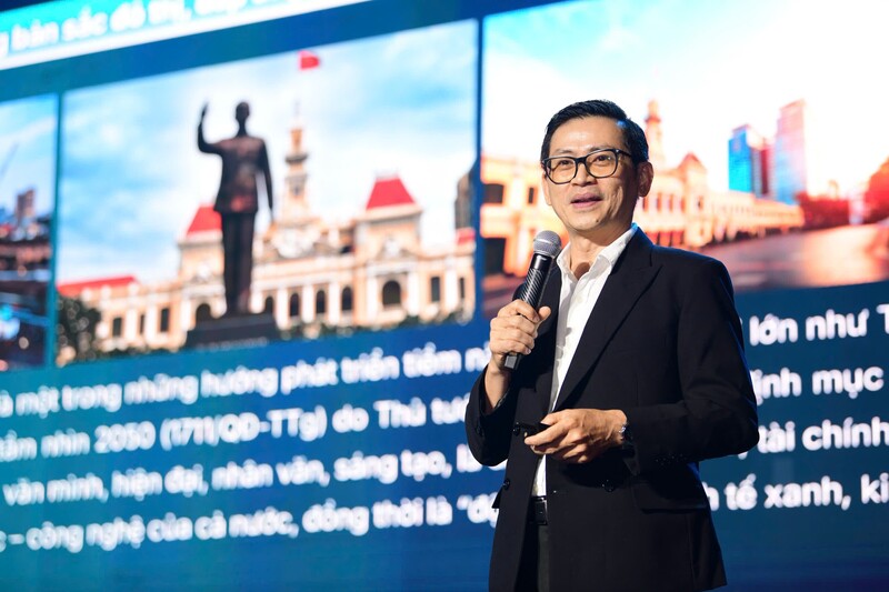 PGS.TS Đinh Tiên Minh, giảng viên cao cấp, Trưởng bộ môn Marketing - Khoa Kinh doanh Quốc tế & Marketing, Trường Kinh doanh UEH (Đại học Kinh tế TP. Hồ Chí Minh) tại hội thảo. Ảnh: Quang Định