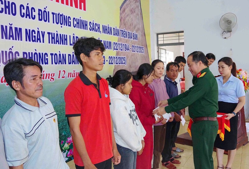 Đoàn KT-QP 72 và Bệnh viện Quân y 15 trao 85 suất quà tặng cho người dân.