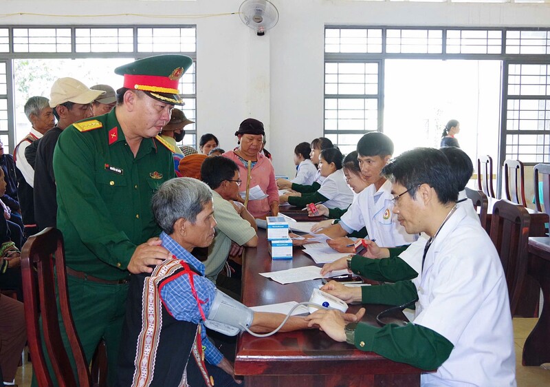 Người dân xã Ia Pnôn được các bác sĩ khám bệnh, tư vấn sức khỏe và cấp thuốc miễn phí.