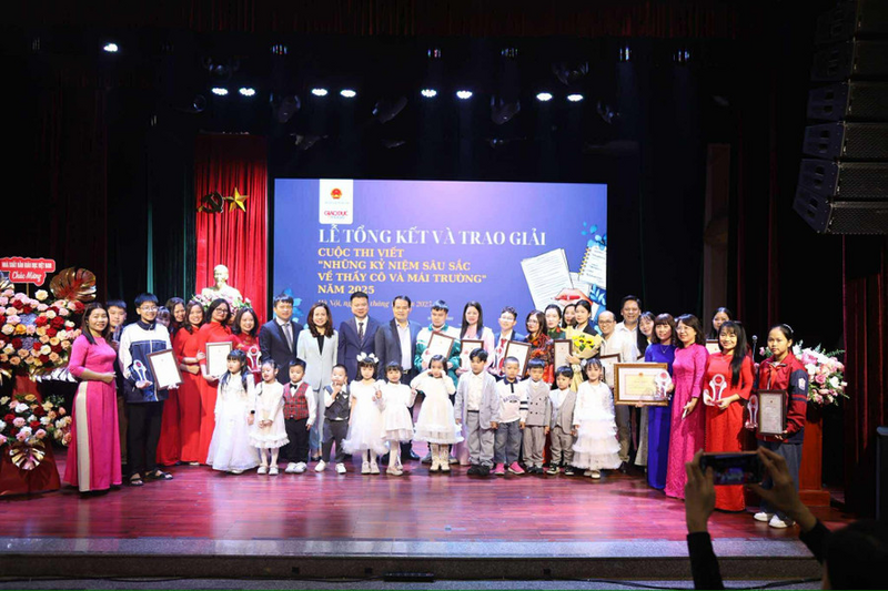 Ban Tổ chức chụp hình lưu niệm cùng các tác giả đạt giải trong cuộc thi. Ảnh: BTC