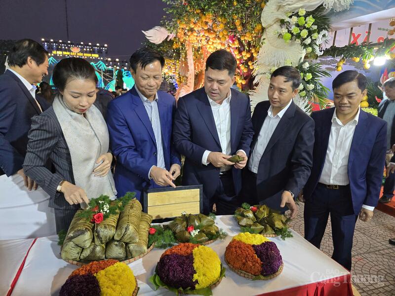 Những sản phẩm đặc sản được chế biến mang đậm văn hóa vùng Kinh Bắc giới thiệu tại lễ hội.