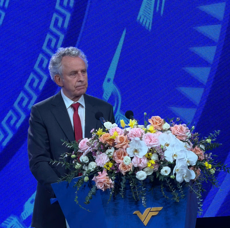 Giáo sư Richard Henry Friend, Chủ tịch Hội đồng Giải thưởng VinFuture tại Lễ trao giải VinFuture 2025 phát biểu. Ảnh: Nguyên Minh