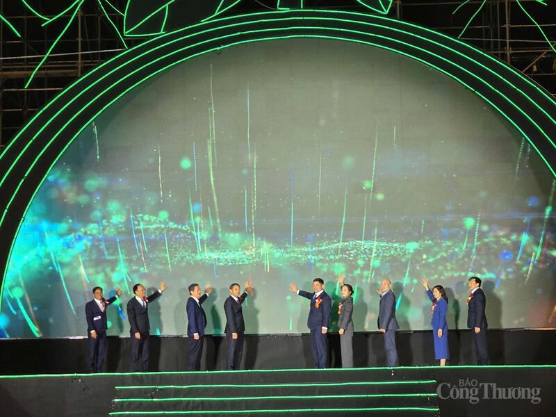 Các đại biểu thực hiện nghi thức khai mạc lễ hội trái cây.