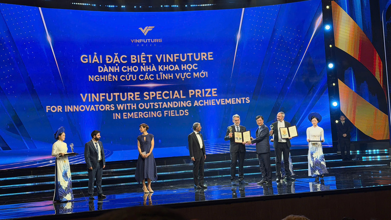 Bí thư Thành ủy Hà Nội Nguyễn Duy Ngọc trao cúp và chứng nhận cho các nhà khoa học. Ảnh: Nguyên Minh