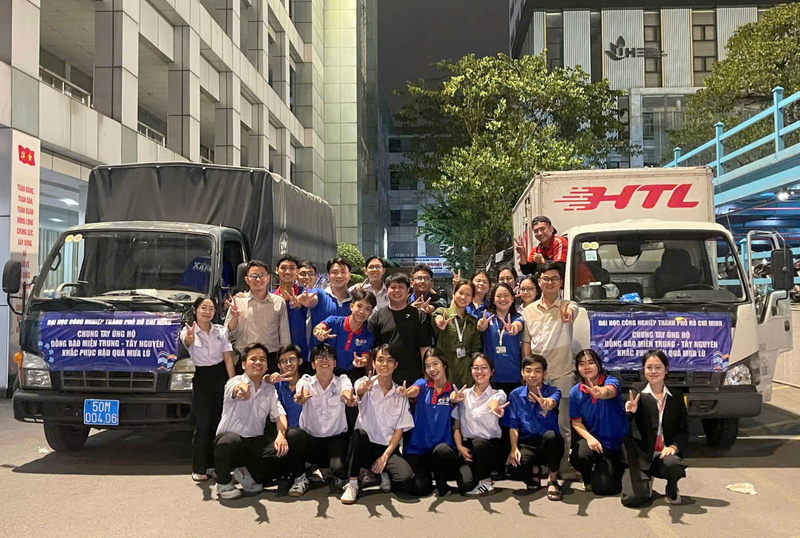 Công tác vận chuyển do IUH phối hợp Công ty Vận tải HTL thực hiện; sinh viên hỗ trợ tháo dỡ, bốc xếp 100 bộ bàn ghế trước khi chuyển đến điểm trường Hòa Thịnh. Ảnh: IUH.