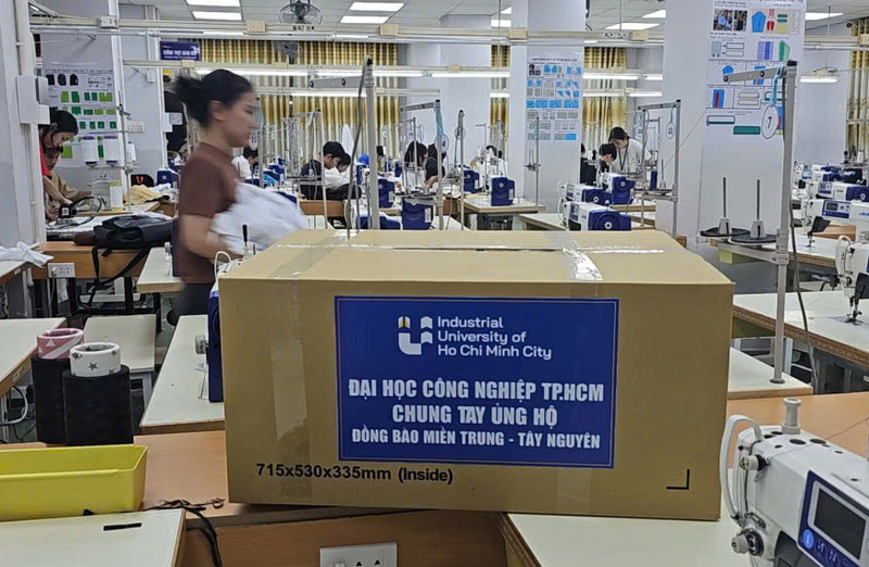 Với sự đồng hành của doanh nghiệp và cựu sinh viên, sinh viên Khoa Công nghệ May - Thời trang IUH thiết kế, may và đóng gói 300 bộ đồng phục gửi tặng học sinh vùng lũ Đắk Lắk, . Ảnh: IUH.