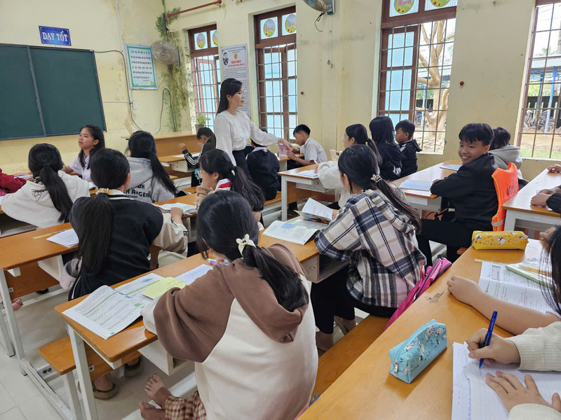 Sinh viên IUH và lực lượng địa phương tại Đắk Lắk chung tay tiếp nhận, lắp đặt bàn ghế mới, giúp học sinh trở lại lớp sau thiên tai. Ảnh: IUH.