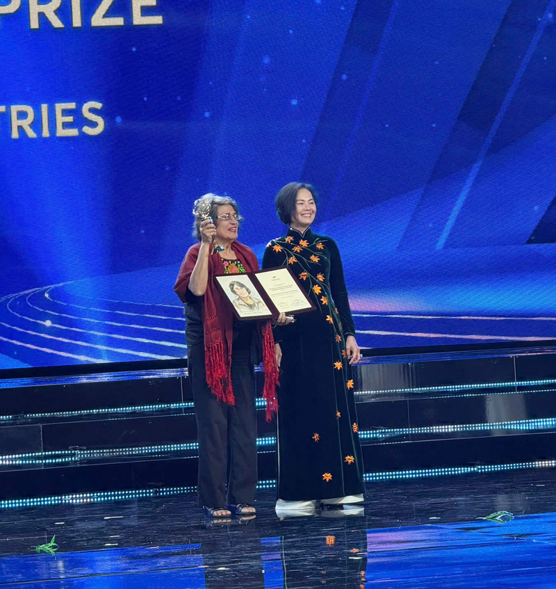 Giáo sư María Esperanza Martínez - Romero nhận Giải Đặc biệt VinFuture 2025 dành cho Nhà khoa học đến từ các nước đang phát triển vì những tiến bộ trong nghiên cứu sinh thái vi sinh vật và cơ chế cố định Nitơ cộng sinh tại các hệ sinh thái nhiệt đới. Ảnh: Nguyên Minh