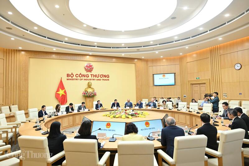 Schůze se zúčastnili zástupci vedoucích pracovníků oddělení, odborů a úřadů spadajících pod Ministerstvo průmyslu a obchodu. Foto: Can Dung