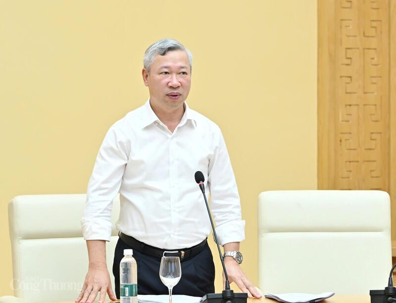 Directorul Autorității de Electricitate, Pham Nguyen Hung, prezintă raportul la întâlnire. Foto: Can Dung