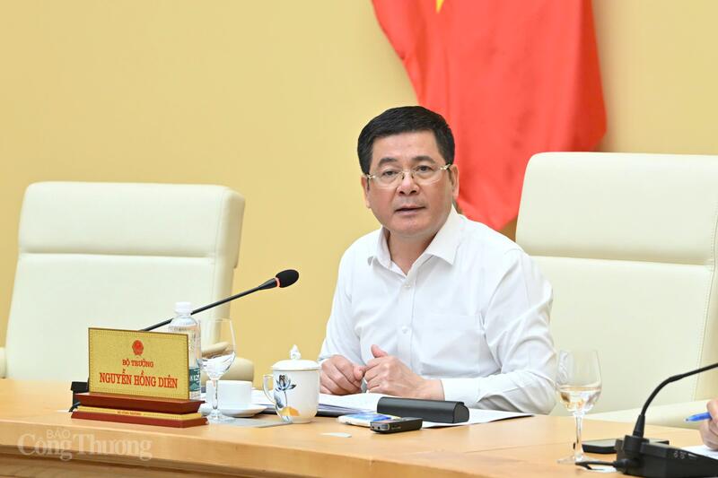 Ministrul Industriei și Comerțului, Nguyen Hong Dien, a prezidat reuniunea. Foto: Can Dung