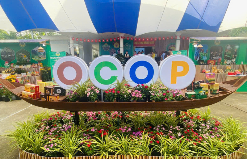 Không gian trưng bày sản phẩm OCOP và mô hình du lịch nông nghiệp tiêu biểu, bên lề diễn đàn. Ảnh: Hoàng Tuyết.