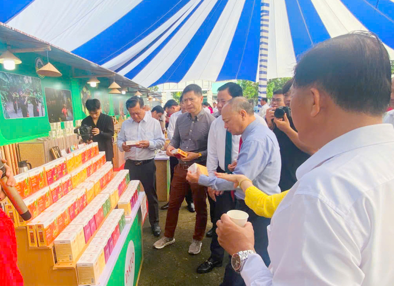 Đại biểu tham quan không gian giới thiệu, trưng bày sản phẩm OCOP tiêu biểu bên lề sự kiện. Ảnh: Hoàng Tuyết.