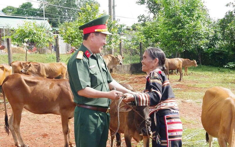 Binh đoàn 15 còn triển khai nhiều chương trình hỗ trợ sinh kế, tạo động lực để người dân biên giới vươn lên ổn định cuộc sống.