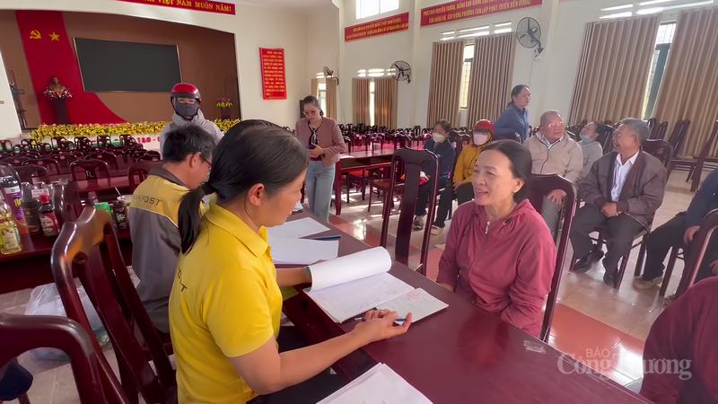 Bà Lê Thị Nụ (đường Hùng Vương, phường Tân Lập) phấn khởi trò chuyện với nhân viên Bưu điện