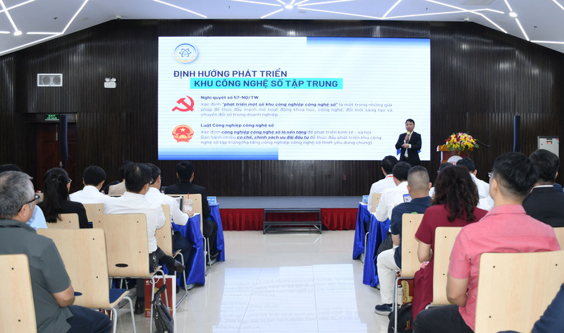 Đại diện Cục Công nghiệp Công nghệ thông tin (Bộ Khoa học và Công nghệ) trình bày tham luận “Cơ chế, chính sách ưu đãi đối với Khu Công nghệ số tập trung” tại hội thảo. Ảnh: Minh Khuê.