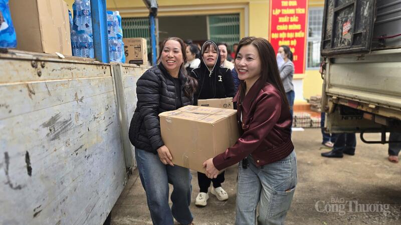 Từng thùng hàng được phân loại tỉ mỉ và đưa lên các chuyến xe, tiếp cận những xã bị thiệt hại nặng nhất.