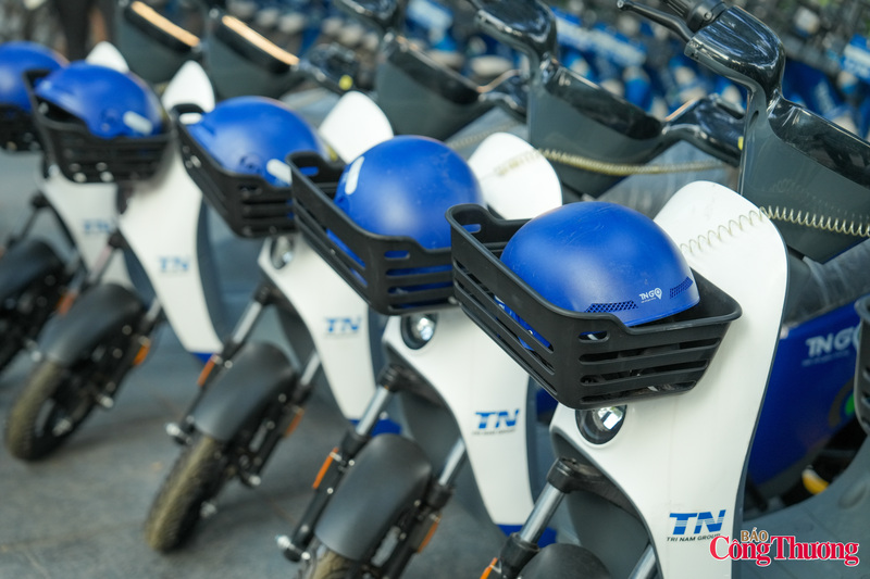 Về thông số kỹ thuật, mẫu xe điện hai bánh do TNG phát triển được trang bị bàn đạp, động cơ điện và bộ pin có thể tháo rời; có sẵn mũ bảo hiểm.