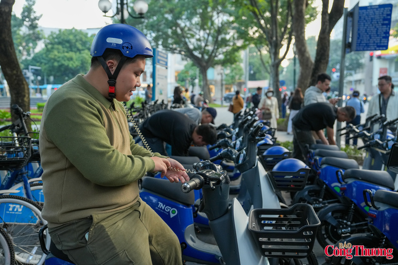 Anh Hưng Bình (32 tuổi, phường Đại Mỗ) chia sẻ, mô hình mới góp phần giảm áp lực lên hệ thống giao thông hiện hữu. “Xe chạy êm, nhỏ gọn; thao tác trên ứng dụng nhanh và dễ hiểu, ngay cả người lớn tuổi cũng có thể sử dụng” - anh nói.