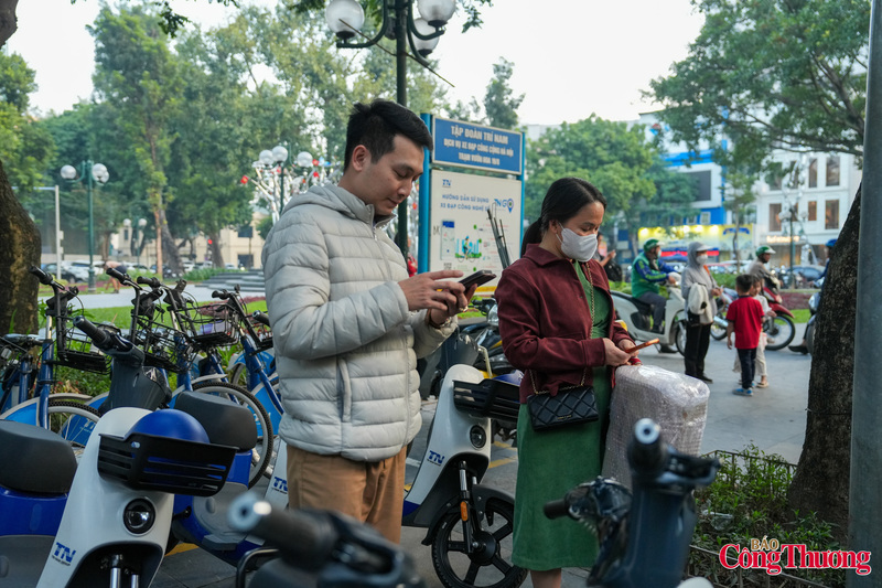 Người dân bày tỏ sự quan tâm đối với những chiếc xe điện nhỏ xinh tiện dụng.