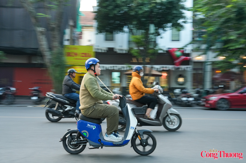 Sau mỗi lần đổi pin, xe có thể vận hành quãng đường khoảng 90 km, đạt tốc độ tối đa 25 km/giờ, tải trọng cho phép tới 130 kg và được bố trí giỏ đựng đồ phía trước.