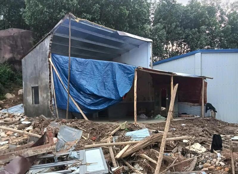 Nhà một hộ dân ở thôn Ea Hăn bị lũ lụt làm hư hỏng nặng. Ảnh: Vũ Long