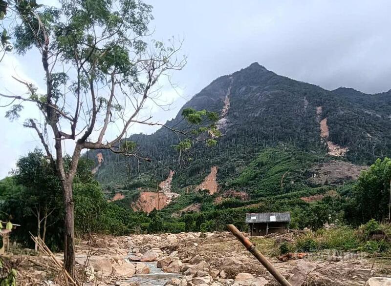 Núi Chư Yang Hanh đang bị sạt lở, nơi có 242 hộ với 1.230 nhân khẩu người H’Mông ở thôn Ea Hăn. Ảnh: Vũ Long