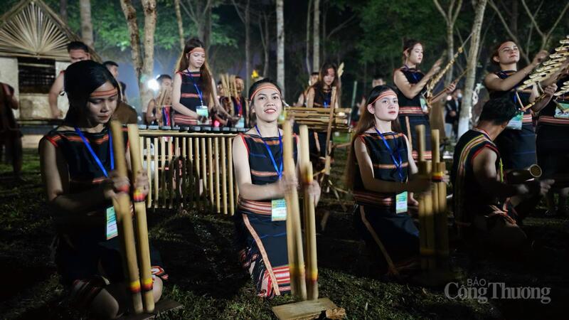 Biểu diễn nhạc cụ truyền thống tại Quảng trường Đại Đoàn Kết (phường Pleiku). Ảnh: Hiền Mai