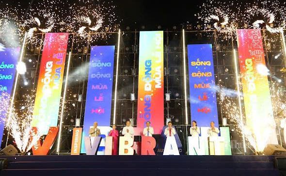 Các đại biểu thực hiện nghi thức phát động Tuần lễ Du lịchTP. Hồ Chí Minh lần thứ 5 năm 2025.