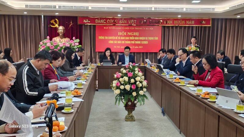 Phó Giám đốc Sở Công Thương Hà Nội Nguyễn Thế Hiệp báo cáo về tình hình cung ứng hàng hoá dịp Tết. Ảnh: Thanh Hiền