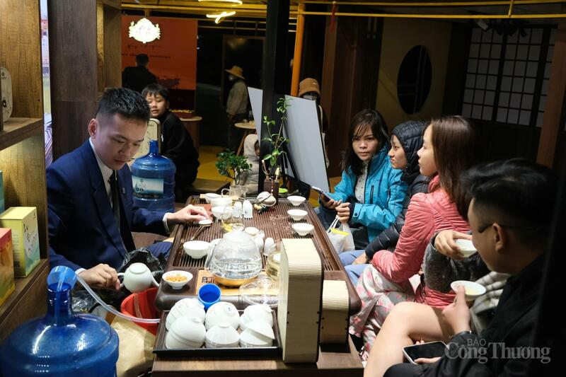 Trong khuôn khổ lễ hội, du khách, người dân được thưởng thức trà miễn phí.