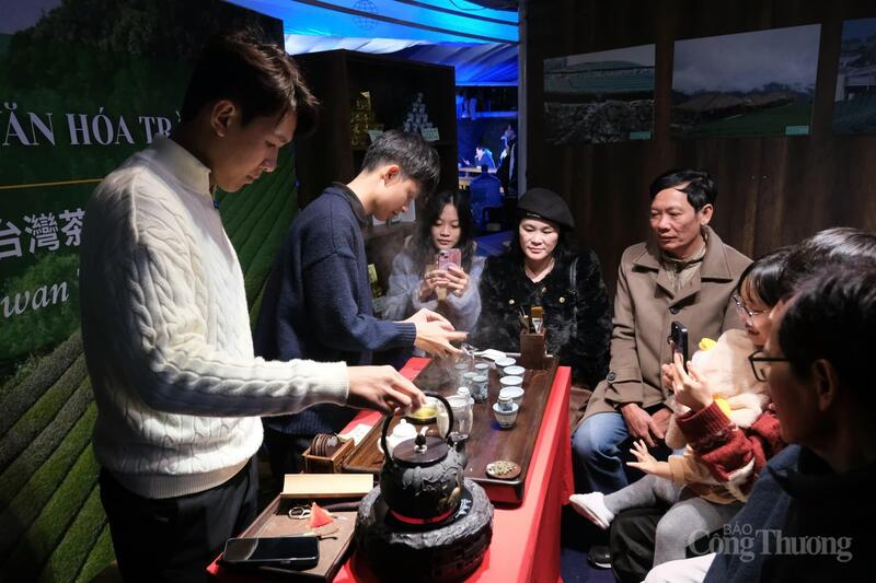 Không những thưởng thức, du khách còn được xem, cũng như tự tay pha trà.