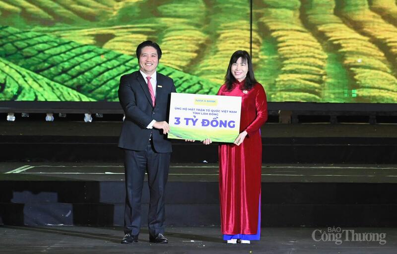 Đại diện Ngân hàng TMCP Nam Á (Nam A Bank) ủng hộ tỉnh Lâm Đồng 3 tỷ đồng khắc phục hậu quả thiên tai.