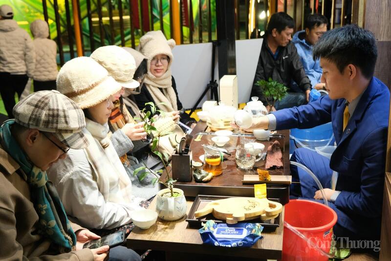 Với chủ đề “Nơi kết nối tinh hoa trà của nhân loại”, Lễ hội Trà quốc tế 2025 lần đầu tiên được tổ chức tại Việt Nam. Ảnh: Lê Sơn